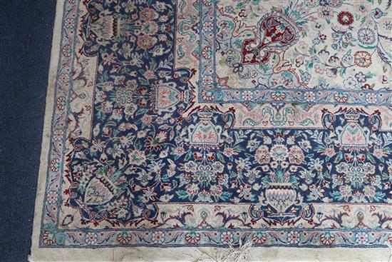 A Tabriz carpet Approx. 360 x 270cm